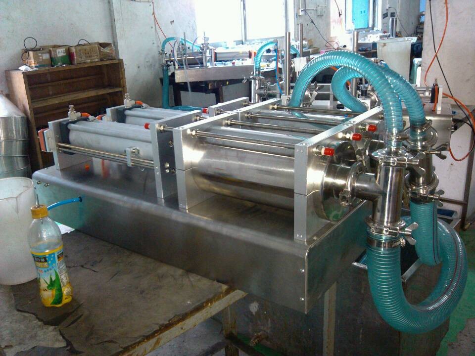 Double head liquid filling machine